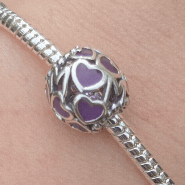 Exprimez votre amour et votre reconnaissance avec ce charm rond en argent 925, orné de petits cœurs violets et portant l’inscription "Mom".
Ce charm élégant et touchant est une déclaration parfaite d’affection pour la personne la plus spéciale de votre vie. Les cœurs violets, symbole de tendresse et d’amour, entourent le mot "Mom", créant un bijou unique et plein de signification. Parfait pour la fête des mères, un anniversaire, ou simplement pour dire "Je t’aime".