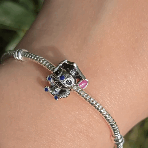 Célébrez un accomplissement unique avec ce charm Stitch portant un chapeau de diplômé en argent 925.
Ce charm adorable combine l'esprit de l'adorable Stitch avec la symbolique d'un chapeau de diplômé, représentant la réussite et l'achèvement d'une étape importante de la vie. Idéal pour marquer un diplôme, une remise de prix ou tout autre moment de fierté, ce charm est une manière amusante et originale de célébrer cette réussite.