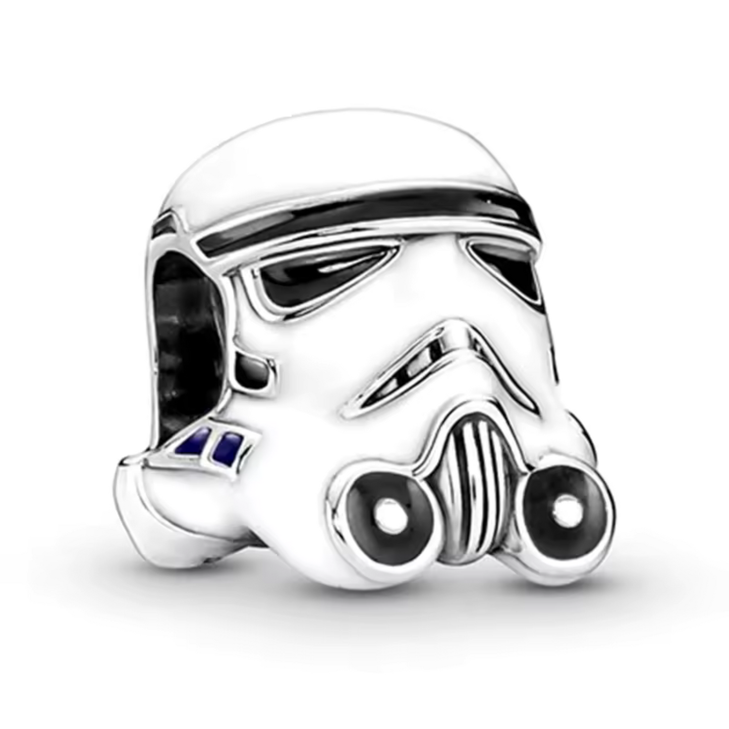 Ajoutez une touche de l'Empire Galactique à votre collection avec ce charm représentant un Stormtrooper emblématique de Star Wars. Conçu en argent sterling S925, ce charm capture avec précision l'armure distinctive et l'aura imposante des soldats de l'Empire.