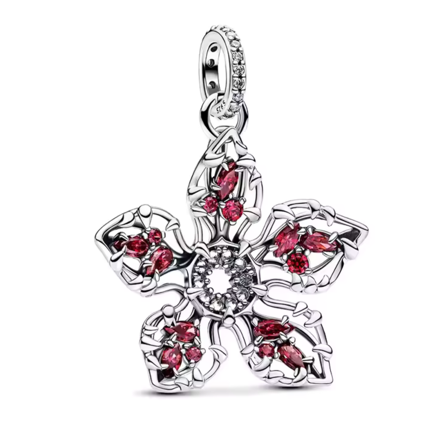 Ajoutez une touche d'horreur et d'aventure à votre collection avec ce charm Tête de Démogorgon inspiré de Stranger Things. Fabriqué en métal noirci et finement détaillé, ce charm représente la redoutable tête de ce monstre emblématique, capturant les traits distinctifs de son apparence terrifiante. Les textures et les détails soigneusement sculptés évoquent l'intensité et le mystère de l'Upside Down, parfait pour les fans qui souhaitent afficher leur passion pour cette série culte des années 80. Compatible