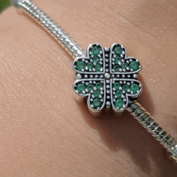 Ajoutez une touche de porte-bonheur à votre bracelet avec ce charm en argent 925 représentant un trèfle délicatement sculpté. Symbole universel de chance, d’espoir et de prospérité, ce bijou est idéal pour attirer les énergies positives et apporter une touche élégante et significative à votre collection.
Son design épuré, sublimé par des détails minutieux et une finition brillante, fera de ce charm un incontournable pour les amateurs de talismans et de symboles porte-bonheur.