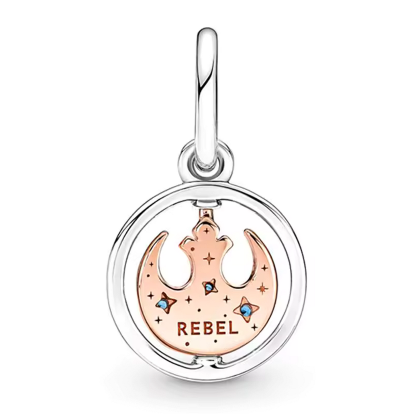 Ajoutez une touche de rébellion galactique et de couleur vibrante à votre collection avec ce charm représentant un Vaisseau de l'Alliance Rebelle en bleu et rose. Conçu en argent sterling S925, ce charm allie élégance et qualité tout en capturant l'esprit audacieux de l'Alliance Rebelle.