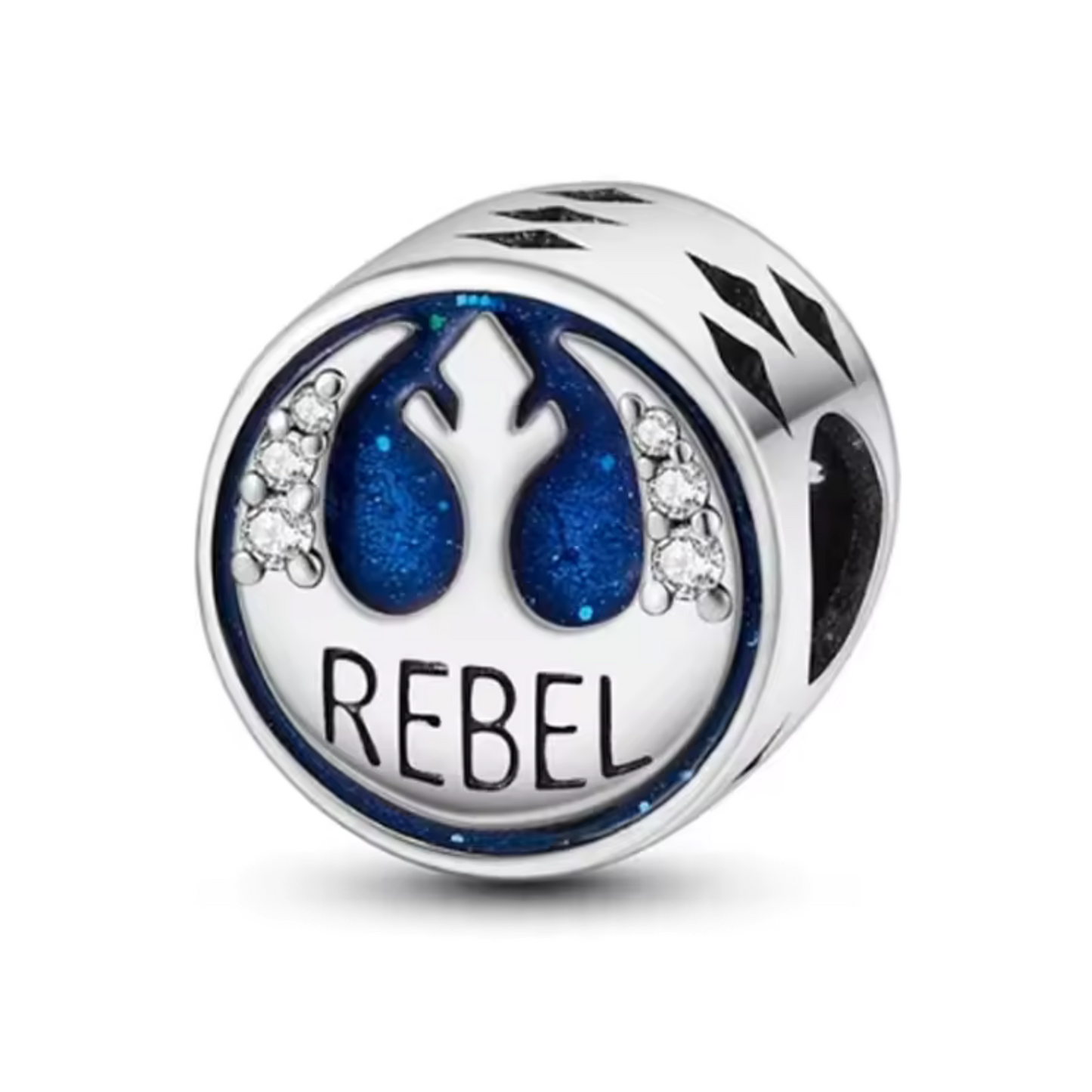 Ajoutez une touche d'héroïsme et de courage à votre collection avec ce charm représentant un Vaisseau de l'Alliance Rebelle de Star Wars. Conçu en argent sterling S925, ce charm capture avec précision le design emblématique et l'esprit audacieux des vaisseaux de l'Alliance Rebelle.