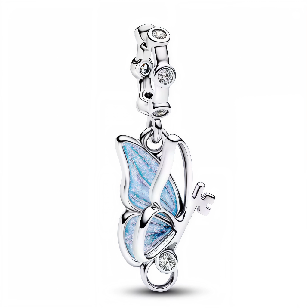 Ajoutez une touche de magie et de mystère à votre bracelet avec ce charm en Argent 925, représentant un élégant papillon bleu tenant une petite clé. Symbole de liberté et de découverte, ce bijou délicat apportera couleur et poésie à votre collection.
Caractéristiques
– Matière : Argent 925 (S925).
– Design : Papillon bleu avec petite clé suspendue.
– Coloris : Argenté brillant avec émail bleu éclatant.
– Style : Féminin, raffiné et symbolique.