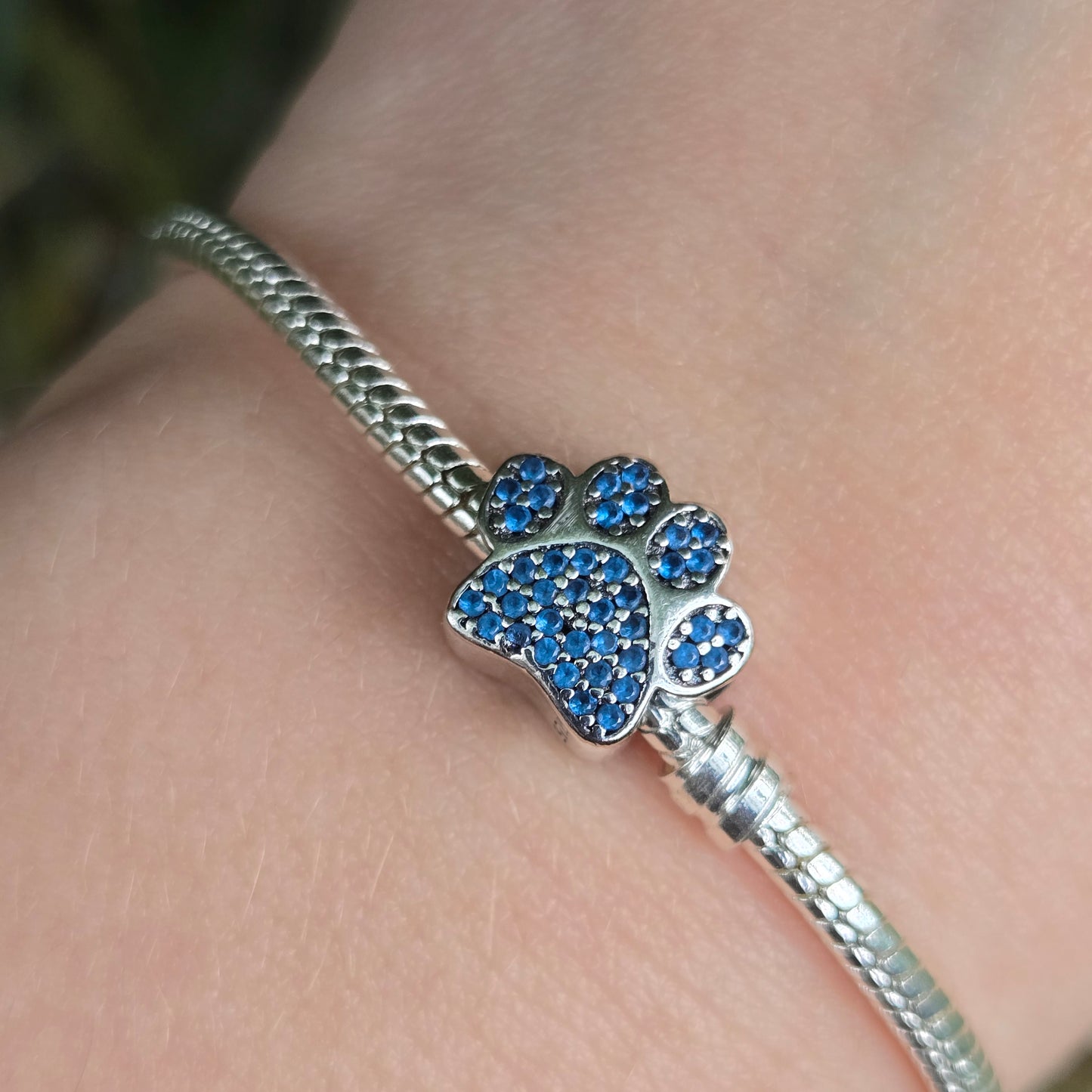 Exprimez votre amour pour les animaux avec ces superbes charms empreintes de patte. Finement travaillés en argent 925 et ornés de cristaux éclatants, ils symbolisent la fidélité et l'affection. Ces charms élégants sont parfaits pour personnaliser vos bracelets tout en ajoutant une touche de douceur.