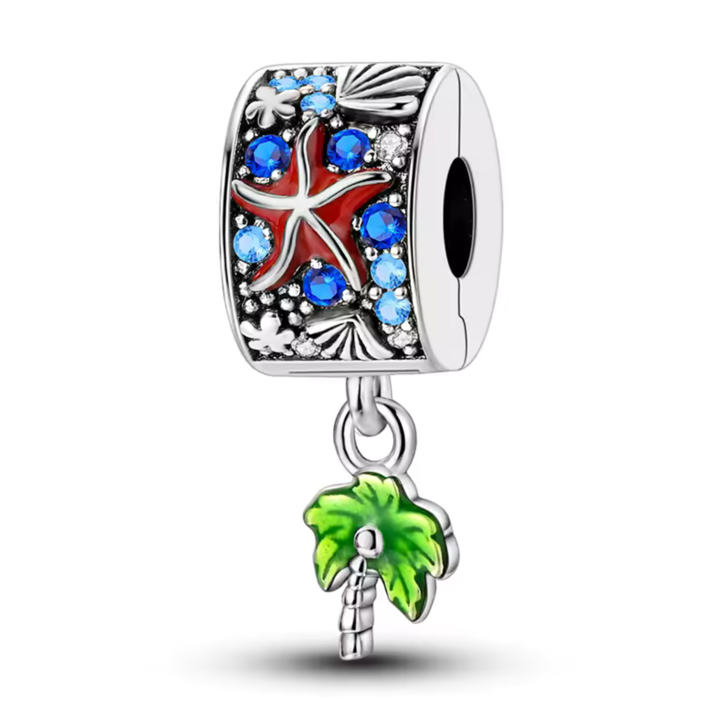 Plongez dans l’atmosphère tropicale avec ce magnifique Clips Coquillage et Palmier, parfait pour les amoureux de la mer et des destinations paradisiaques. Fabriqué en argent 925, ce charm combine un clip avec un petit palmier suspendu, symbolisant les vacances, le sable chaud et les moments de détente sous le soleil.
Les détails soignés du coquillage et du palmier rappellent la beauté des plages exotiques, faisant de ce charm un souvenir intemporel de vos escapades en bord de mer.