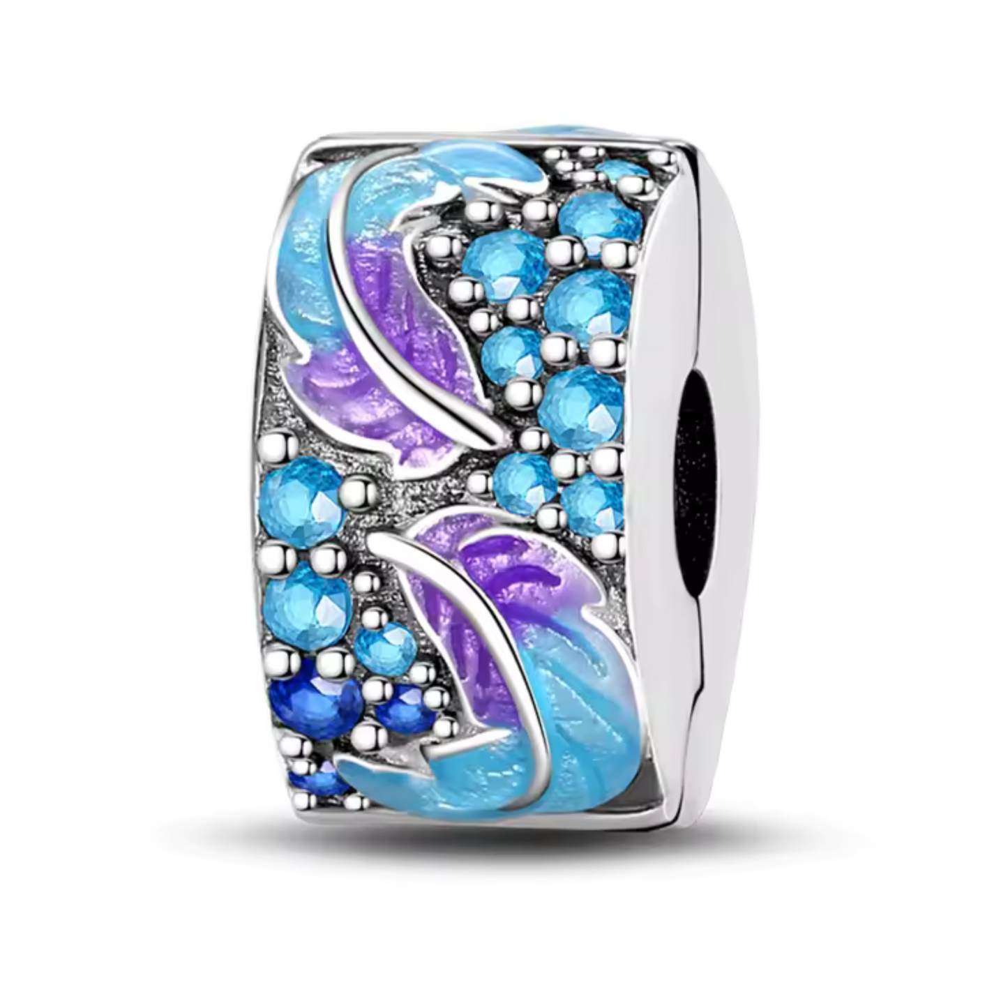 Ajoutez une touche aérienne à votre bracelet avec le clips Plume Bleu et Violet, fabriqué en argent 925 et orné de détails émaillés délicats. Ce bijou évoque la légèreté et la liberté, parfait pour ceux qui aiment les symboles doux et poétiques.