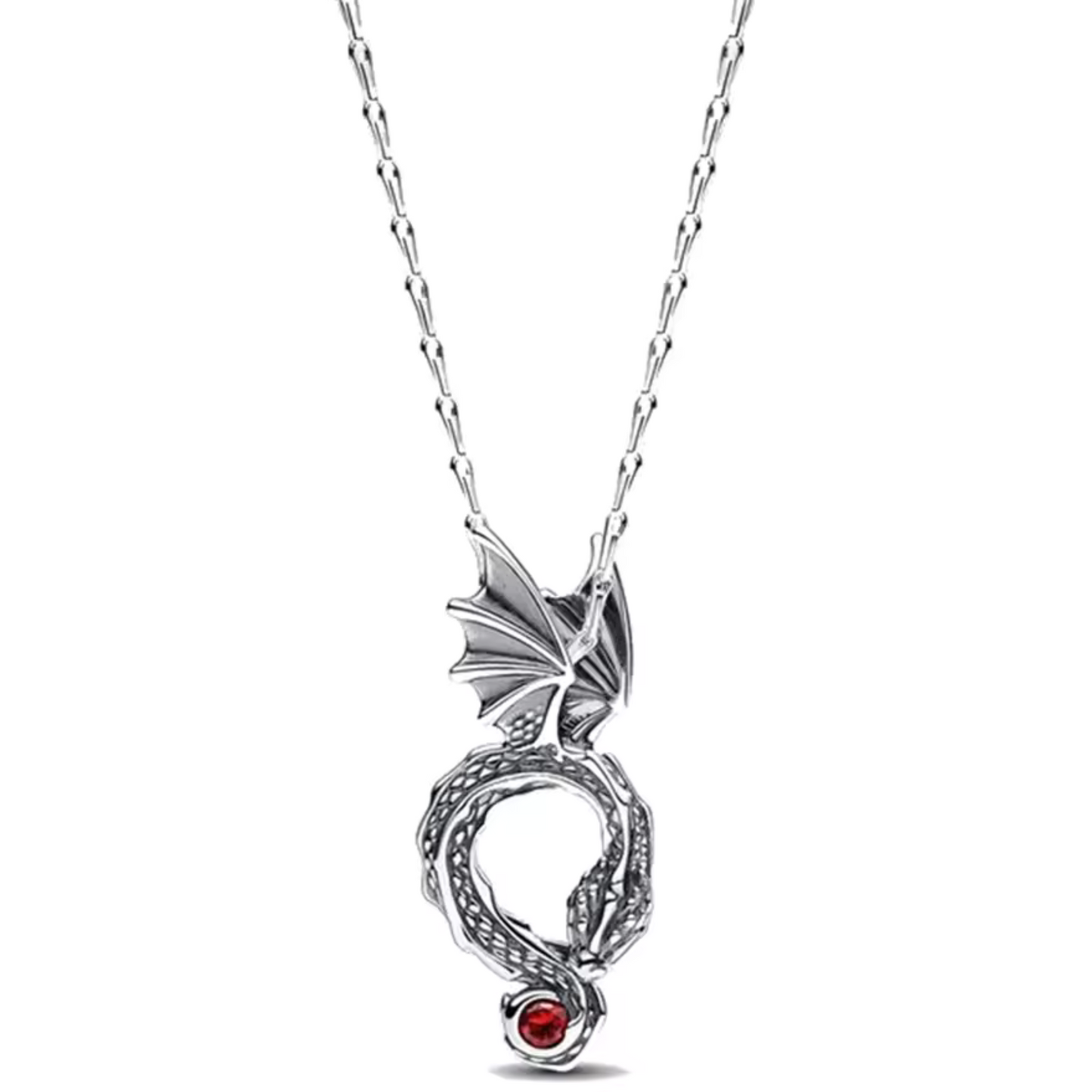 Inspiré de l’univers emblématique de Game of Thrones, ce collier en argent 925 incarne la force et la majesté du dragon. Avec ses ailes déployées et ses détails finement sculptés, il rend hommage à l’emblème de la maison Targaryen. Un bijou audacieux pour celles et ceux qui portent en eux le feu des légendes.
Caractéristiques :
– Matière : Argent 925
– Couleur : Argenté aux détails travaillés
– Design : Dragon aux ailes ouvertes en plein envol
– Dimensions : Présence marquée, idéal en pièce centrale