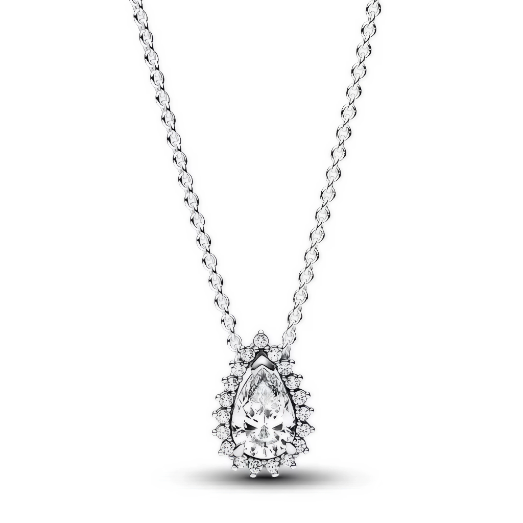 Brillez chaque jour avec élégance grâce au Collier Halo Poire Scintillante. Ce bijou en argent 925/1000e met en lumière une pierre taillée en forme de poire, sublimée par un halo pavé emblématique de la collection Pandora Timeless. Sertie en V et maintenue par deux griffes allongées, la pierre centrale offre un jeu de relief raffiné. Le pendentif mobile glisse le long d'une chaîne réglable, permettant un porté ajusté à chaque style. Un collier au design intemporel, parfait à porter seul ou superposé pour un