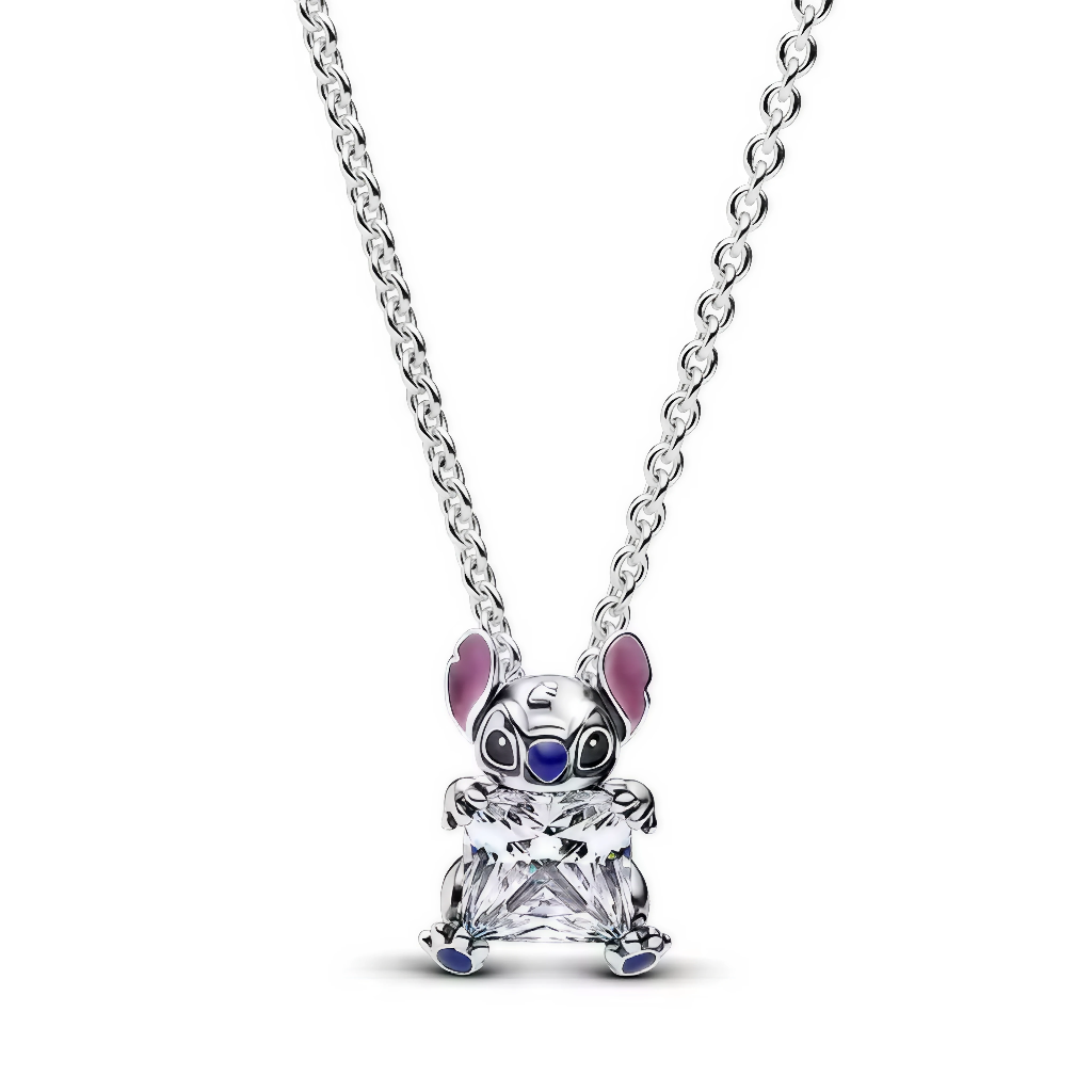 Célébrez la magie de Disney avec ce charmant collier inspiré par le célèbre Stitch. Ce bijou capture à merveille l'espièglerie et le charme unique de ce personnage mythique grâce à sa résine émaillée colorée et son oxyde de zirconium cubique incolore. Un hommage parfait à Disney, alliant fun et élégance dans un design moderne et raffiné.