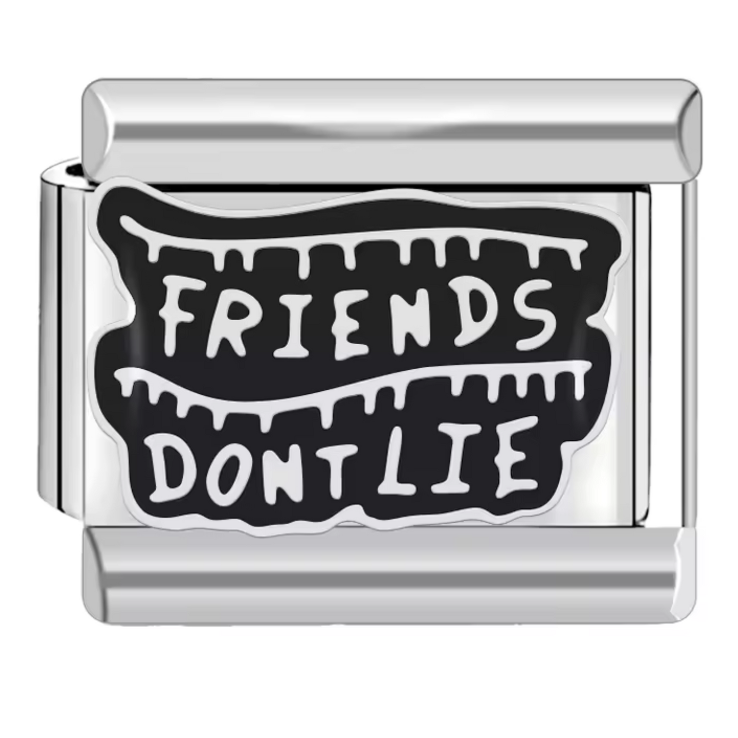 Ce charm italien porte l’inscription emblématique “Friends Don’t Lie”, une phrase culte de la série Stranger Things. Fabriqué en acier inoxydable de haute qualité, il allie robustesse et style, parfait pour afficher votre attachement à la série. Facile à fixer, il se monte sur nos bracelets composés de 17 maillons extensibles et réglables, convenant à toutes les tailles de poignet. Compatible avec tous nos charms italiens, ce bijou vous permet de personnaliser votre bracelet avec un message fort et symboliq