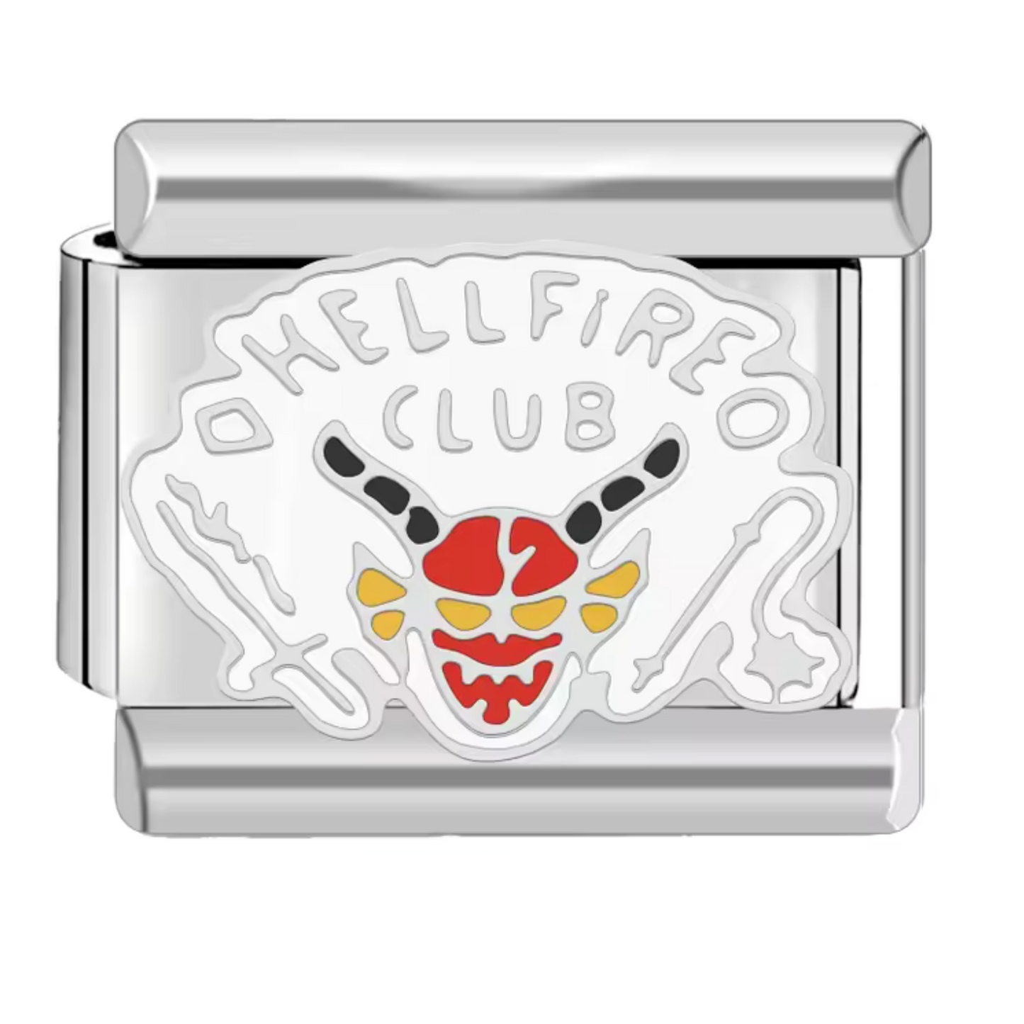 Ce charm italien arbore le célèbre logo du Hellfire Club, le groupe culte de Stranger Things. Fabriqué en acier inoxydable de haute qualité, il offre robustesse et détails précis pour un look fidèle à la série. Facile à fixer, il s’adapte à nos bracelets composés de 17 maillons extensibles et réglables, convenant à toutes les tailles de poignet. Compatible avec tous nos charms italiens, ce bijou est idéal pour les fans souhaitant afficher leur passion avec style et originalité.