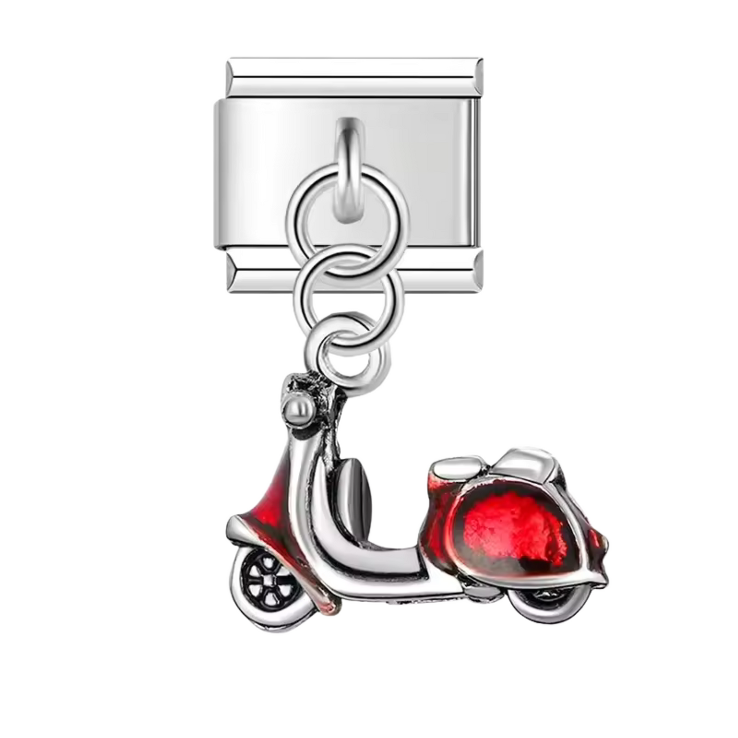 Ce charm italien pendentif représente un scooter rouge vif, symbole de liberté et de style urbain. Fabriqué en acier inoxydable de haute qualité, il allie robustesse et détails soignés pour un rendu moderne et dynamique. Facile à fixer, il s’adapte parfaitement à nos bracelets composés de 17 maillons extensibles et réglables, convenant à toutes les tailles de poignet. Compatible avec tous nos charms italiens, ce bijou est idéal pour personnaliser votre bracelet avec une touche de fun et de mobilité.