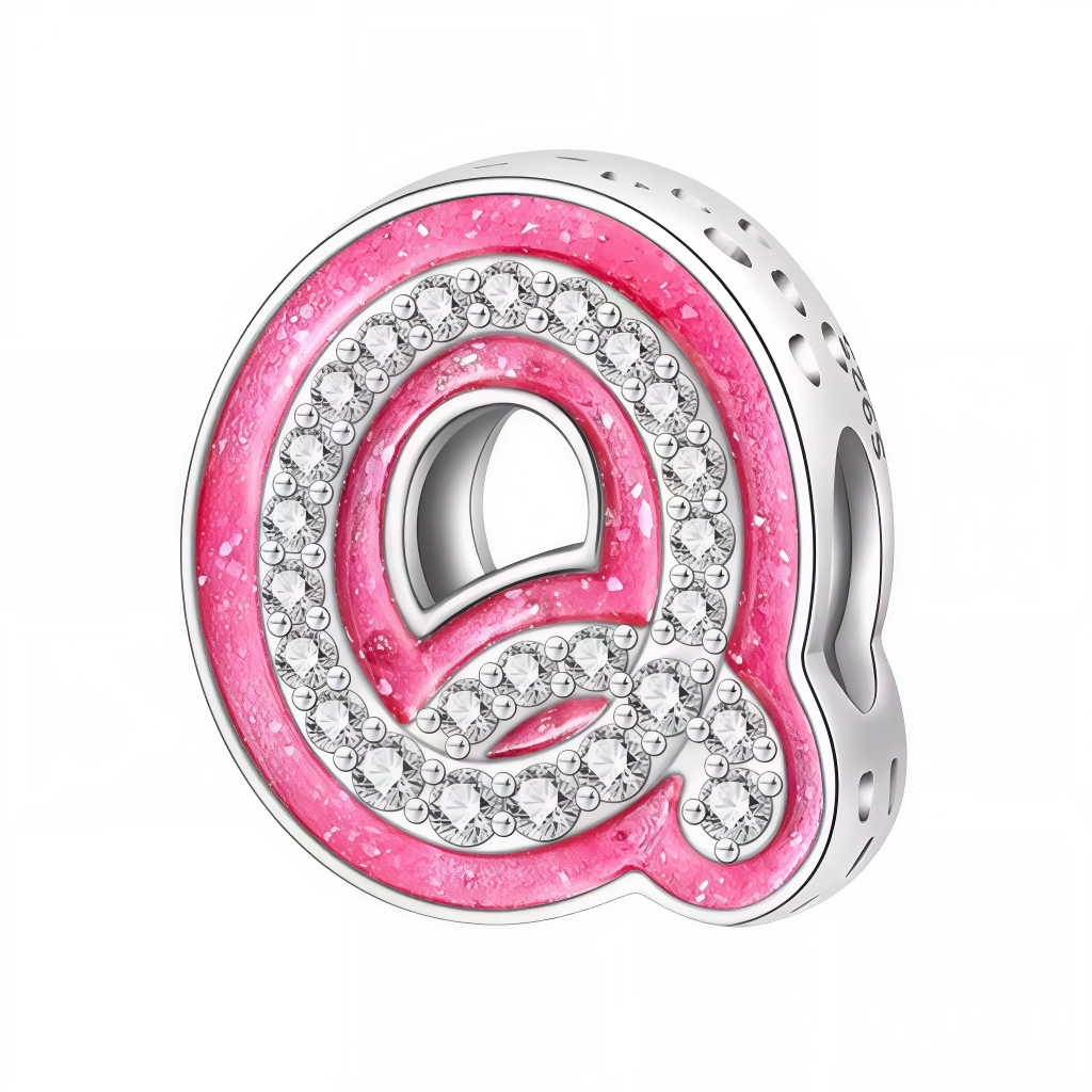Apportez une touche glamour et fun à votre bracelet avec ce charm en forme de lettre "Q", réalisé en argent 925 avec une finition rose brillante et orné de strass blancs scintillants. Un bijou tendance et pétillant, parfait pour afficher un style unique inspiré de l’univers Barbie, ou offrir un cadeau chic et coloré à un être cher.