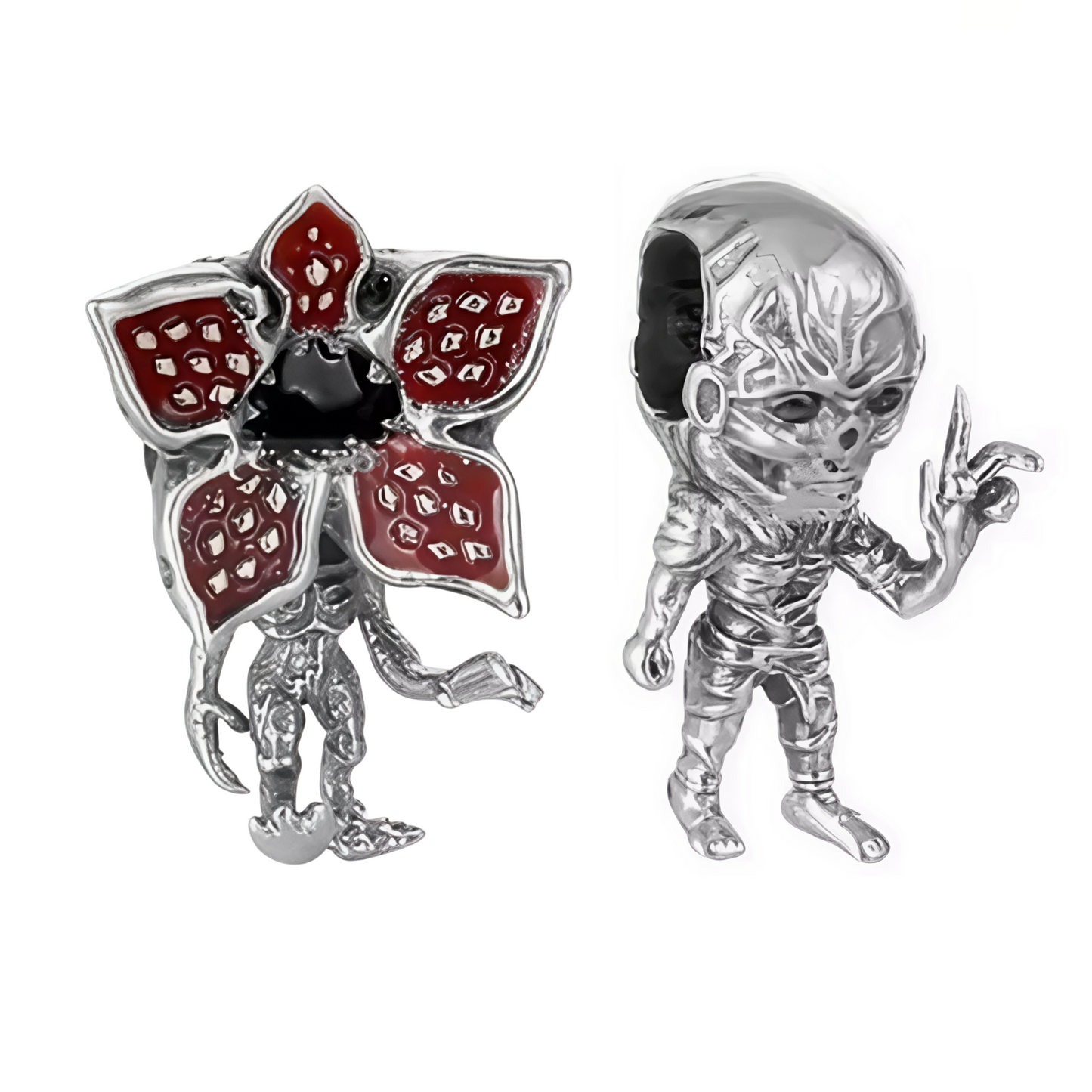 Plongez dans le monde mystérieux de l'Upside Down avec cette Offre Spéciale - Vecna et Démogorgon, en argent sterling S925. Inspirés par les créatures les plus terrifiantes de la série culte Stranger Things, ces charms uniques représentent Vecna et le Démogorgon, deux icônes de l'horreur. Parfaits pour les fans de la série, ces charms vous permettent de porter un symbole de ce monde étrange et captivant à votre poignet.