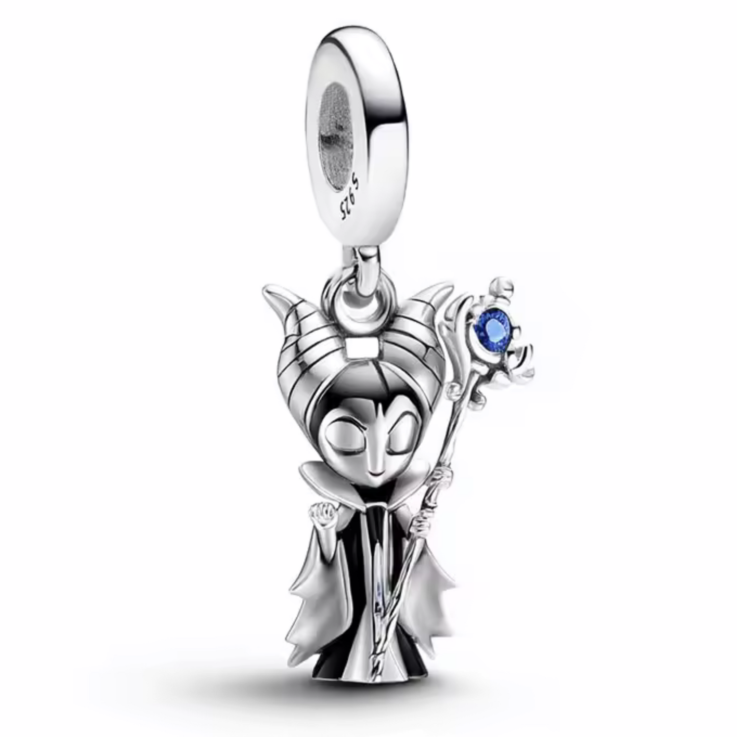 Plongez dans l’univers des contes sombres avec ce charm pendentif en argent 925 représentant Maléfique et son célèbre sceptre. Avec ses cornes emblématiques et son aura mystérieuse, ce bijou est parfait pour les fans des méchants Disney et les amoureux d’un style envoûtant.