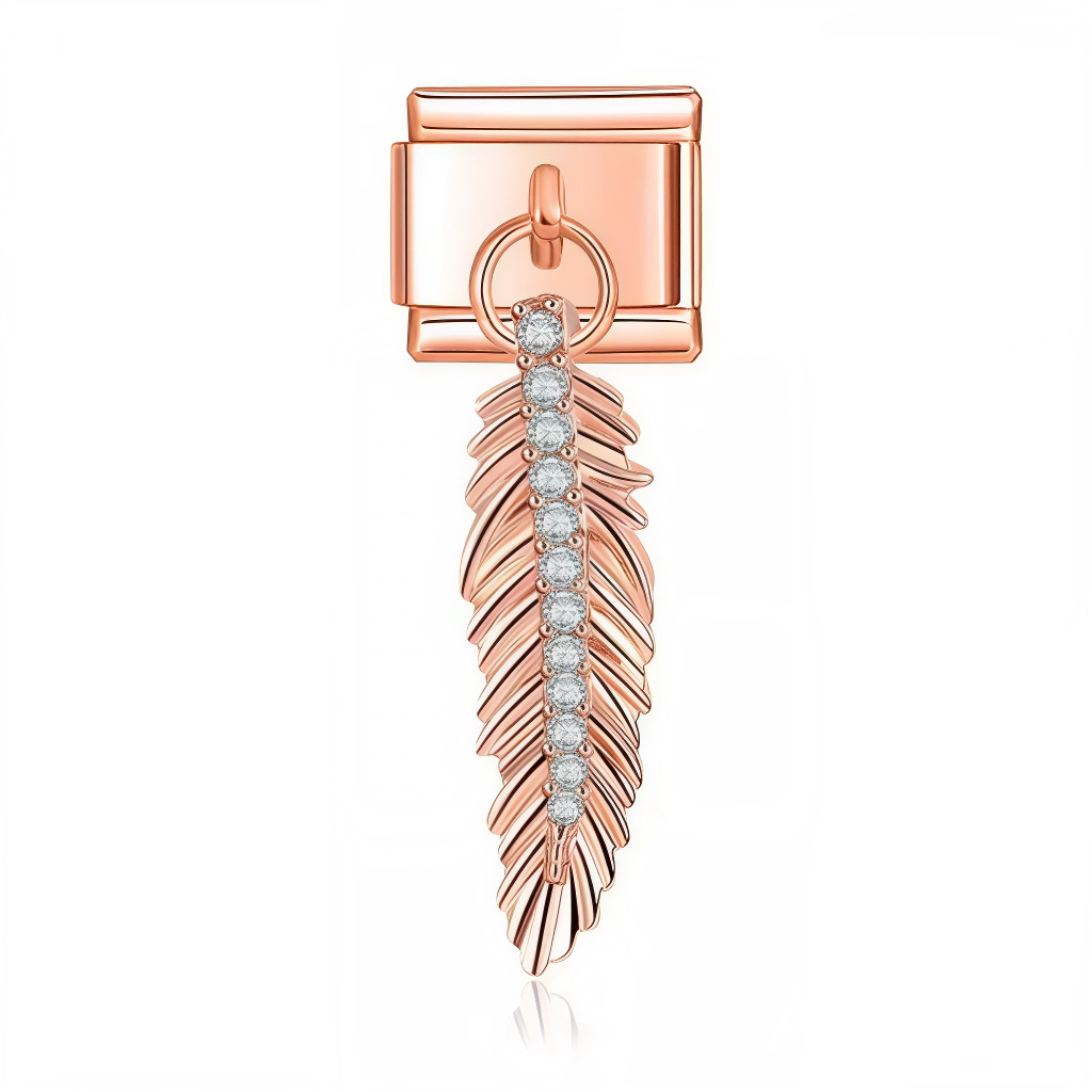 Ce charm italien en pendentif or rose dévoile une plume délicate, symbole de légèreté et de liberté. Son design raffiné et sa finition brillante apportent une touche élégante et poétique à votre bracelet. Facile à fixer, il s’adapte parfaitement à nos bracelets composés de 17 maillons extensibles et réglables, convenant à toutes les tailles de poignet. Compatible avec tous nos charms italiens, ce bijou est idéal pour personnaliser votre bracelet avec une note sophistiquée et aérienne.
