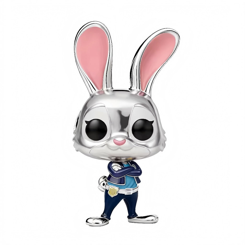 Ce charm capture l’énergie et la détermination de l’agent Judy Hopps: regard assuré, museau rose délicat et uniforme détaillé avec ceinture et badge doré. Les finitions argent poli mettent en valeur les émaux bleu nuit et rose, pour une pièce élégante et pleine de caractère. Parfait en duo avec Nick Wilde pour représenter l’esprit d’équipe de Zootopie.