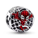 Apporte une touche héroïque et dynamique à ton bracelet avec ce charm rond Spider-Man. Inspiré de l’univers Marvel, ce bijou met en valeur le masque emblématique de Spider-Man ou sa silhouette en action, avec des détails en émail rouge et bleu, des finitions en argent sterling et des gravures inspirées des comics. Un charm original et plein de caractère, parfait pour les fans du super-héros et les bijoux au style fort et symbolique.

Caractéristiques :

- Matière : Argent sterling 925 avec émail rouge et bl