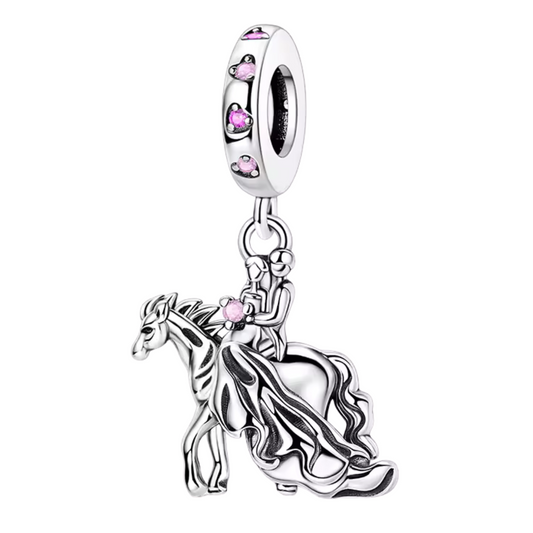 Charmantes Hochzeitspaar auf dem Pferd – Reiterromantik und zelebrierte Eleganz