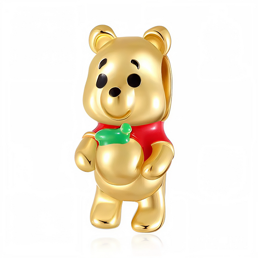 Retrouvez toute la douceur et la malice de Winnie l’Ourson avec ce charm doré au design raffiné. Ce bijou capture l’esprit tendre et joyeux du célèbre ourson. Un choix parfait pour apporter une touche chaleureuse et précieuse à votre collection.&nbsp;