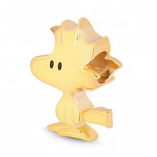 Ajoutez une touche de douceur et de malice à votre collection avec ce charm en argent 925 représentant Woodstock vu de côté. Avec son design finement détaillé et ses airs espiègles, ce bijou rend hommage au fidèle petit compagnon de Snoopy, parfait pour les fans de l’univers Peanuts.