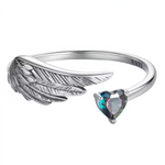 Cette bague en argent 925 déploie une aile ciselée plumes texturées délicates encadrant cœur cristal multicolore aux reflets irisés bleu-violet-magenta hypnotiques. La forme ouverte torsadée fusionne protection céleste et éclat prismatique romantique. Redimensionnable, elle s'ajuste tous types de doigts pour un symbole gardien universel.

Caractéristiques

Matière : Argent 925 avec cristal cœur arc-en-ciel.
Design : Aile plumes cœur serti, anneau ouvert ajustable.
Taille : Redimensionnable, convient tous do