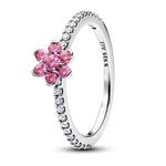 Apporte une touche de douceur et de féminité à ton style avec cette bague argentée en forme de fleur, sublimée par un strass rose délicat. Son design raffiné et lumineux évoque la nature, la tendresse et l’élégance, tout en ajoutant une note colorée et romantique à ta tenue. Un bijou délicat, chic et facile à porter au quotidien.

Caractéristiques :

- Matière : Argent 925.
- Design : Fleur argentée avec strass rose brillant.
- Dimensions : Taille US.
- Style : Bijou féminin, romantique et raffiné.
- Symbol