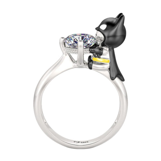 Affiche ta passion pour l’univers DC Comics avec cette bague originale mettant en scène un mini Batman en pleine étreinte autour d’une somptueuse pierre centrale ! L’alliance subtile de l’argent 925 et de l’émail noir capture tout l’esprit du Chevalier Noir, tandis que la petite cape et le masque emblématique ajoutent du caractère à ce bijou unique.
La finition brillante, les détails soignés et la touche de jaune sur la ceinture font de cette bague un choix parfait pour les fans de super-héros à la recherch