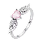 Craquez pour l’élégance céleste de cette bague raffinée en argent 925 ! Son sublime cristal rose taille cœur est encadré de deux ailes d’ange ornées de petites pierres scintillantes, pour un équilibre parfait entre douceur, éclat et symbolique. Idéale en cadeau ou pour se faire plaisir, elle sublime la main et s’accorde à tous les styles, du romantique au bohème.