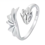 Cette bague en argent 925 met en scène un dragonet aux ailes membraneuses déployées ciselées finement, tête espiègle yeux perçants, corps torsadé agile autour de l'anneau ouvert. Les reliefs sculpturaux profonds capturent vol féerique puissant miniature. Redimensionnable, elle s'ajuste tous types de doigts pour un talisman enchanté universel.

Caractéristiques

Matière : Argent 925 poli gravures détaillées ailes.
Design : Dragon ailes tête profil, anneau ouvert ajustable.
Taille : Redimensionnable, convient