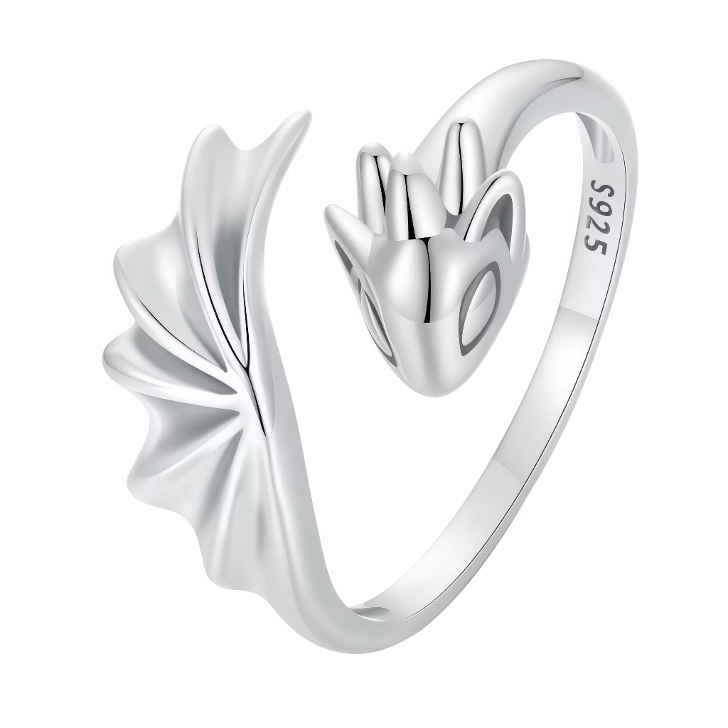 Cette bague en argent 925 met en scène un dragonet aux ailes membraneuses déployées ciselées finement, tête espiègle yeux perçants, corps torsadé agile autour de l'anneau ouvert. Les reliefs sculpturaux profonds capturent vol féerique puissant miniature. Redimensionnable, elle s'ajuste tous types de doigts pour un talisman enchanté universel.

Caractéristiques

Matière : Argent 925 poli gravures détaillées ailes.
Design : Dragon ailes tête profil, anneau ouvert ajustable.
Taille : Redimensionnable, convient