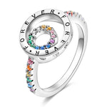 Cette bague en argent 925 joue sur deux cercles entrelacés : un anneau extérieur gravé « FOREVER » et un anneau intérieur serti de pierres multicolores, symbole d’une famille soudée pour toujours. Les oxydes de zirconium aux couleurs de l’arc‑en‑ciel se prolongent sur les épaules de l’anneau, créant un effet lumineux et joyeux qui en fait un cadeau parfait pour célébrer un lien familial ou une amitié éternelle.