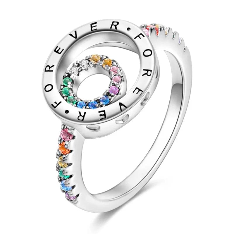 Cette bague en argent 925 joue sur deux cercles entrelacés : un anneau extérieur gravé « FOREVER » et un anneau intérieur serti de pierres multicolores, symbole d’une famille soudée pour toujours. Les oxydes de zirconium aux couleurs de l’arc‑en‑ciel se prolongent sur les épaules de l’anneau, créant un effet lumineux et joyeux qui en fait un cadeau parfait pour célébrer un lien familial ou une amitié éternelle.