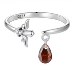 Cette bague en argent 925 expose une fleur stylisée pétales déployés ciselés, centre minuscule scintillant, anneau ouvert asymétrique orné pendentif goutte facetté rouge profond intense. Les lignes épurées fusionnent élégance mystique et éclat gemme chaleureuse. Redimensionnable, elle s'ajuste tous types de doigts pour un symbole raffiné universel.

Caractéristiques

Matière : Argent 925 avec cristal
Design : Fleur pendentif goutte, anneau ouvert ajustable.
Taille : Redimensionnable, convient tous doigts ad