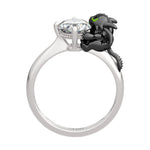 Affirme ton style avec cette bague sensationnelle inspirée de Krokmou, le dragon emblématique du film “Dragons”. Sculpté dans une posture câline autour d’une pierre centrale lumineuse, ce bijou marie avec talent la puissance de la créature légendaire et le raffinement de l’argent 925.
L’émail noir profond souligne les courbes de Krokmou tandis que son regard vert vif apporte une touche de magie à ce modèle unique. Parfaite pour les passionnés de l’univers DreamWorks, cette bague originale accompagnera chaqu