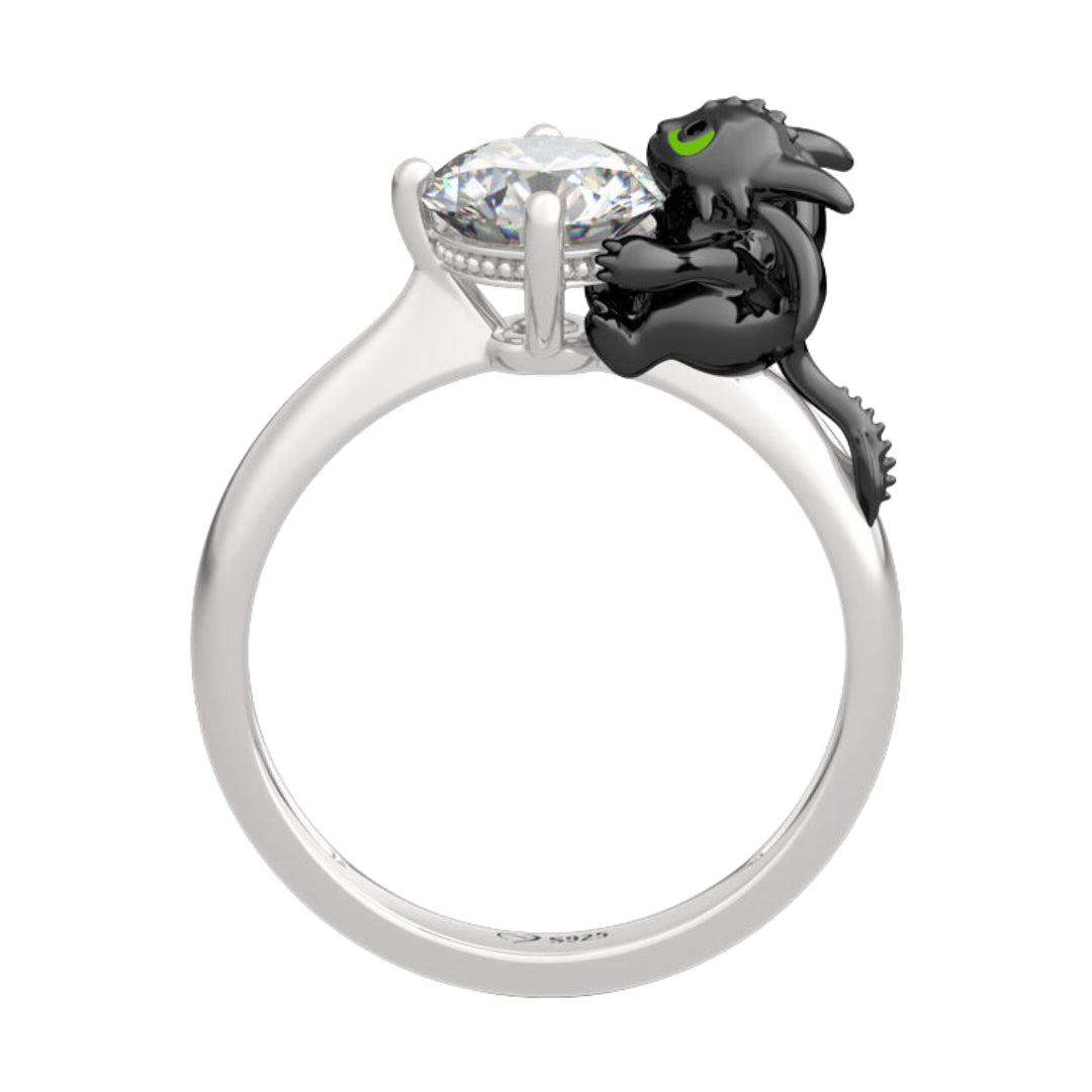 Affirme ton style avec cette bague sensationnelle inspirée de Krokmou, le dragon emblématique du film “Dragons”. Sculpté dans une posture câline autour d’une pierre centrale lumineuse, ce bijou marie avec talent la puissance de la créature légendaire et le raffinement de l’argent 925.
L’émail noir profond souligne les courbes de Krokmou tandis que son regard vert vif apporte une touche de magie à ce modèle unique. Parfaite pour les passionnés de l’univers DreamWorks, cette bague originale accompagnera chaqu