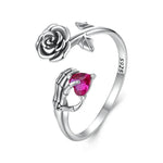 Cette bague ouverte en argent 925 met en scène une rose détaillée d’un côté et une main de squelette tenant un cristal cœur fuchsia de l’autre, pour un contraste poétique entre amour éternel et esthétique gothique. La forme ouverte permet d’ajuster légèrement la taille, ce qui en fait une bague réglable idéale pour s’adapter à plusieurs tours de doigt.