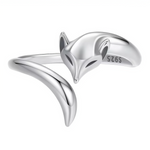 Cette bague en argent 925 capture un renard au profil affûté museau pointu, oreilles dressées alertes, corps fluide torsadé autour de l'anneau ouvert, yeux ciselés mystérieux perçant. Les courbes polies douces contrastent textures gravées fourrure pour rendu vivant espiègle. Redimensionnable, elle s'ajuste tous types de doigts pour un bijou sauvage polyvalent.

Caractéristiques

Matière : Argent 925 haute brillance gravures fines.
Design : Renard profil oreilles corps enroulé, anneau ouvert ajustable.
Taill
