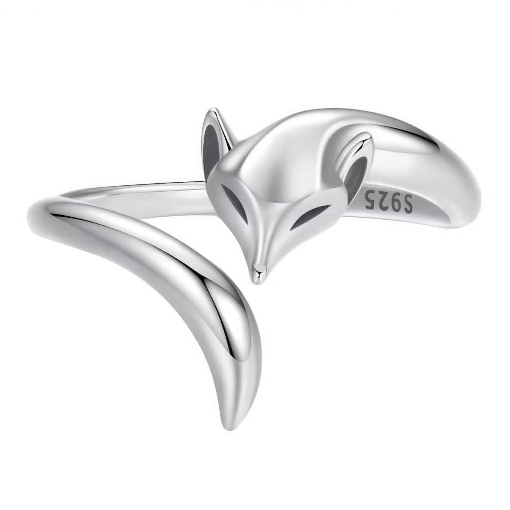 Cette bague en argent 925 capture un renard au profil affûté museau pointu, oreilles dressées alertes, corps fluide torsadé autour de l'anneau ouvert, yeux ciselés mystérieux perçant. Les courbes polies douces contrastent textures gravées fourrure pour rendu vivant espiègle. Redimensionnable, elle s'ajuste tous types de doigts pour un bijou sauvage polyvalent.

Caractéristiques

Matière : Argent 925 haute brillance gravures fines.
Design : Renard profil oreilles corps enroulé, anneau ouvert ajustable.
Taill