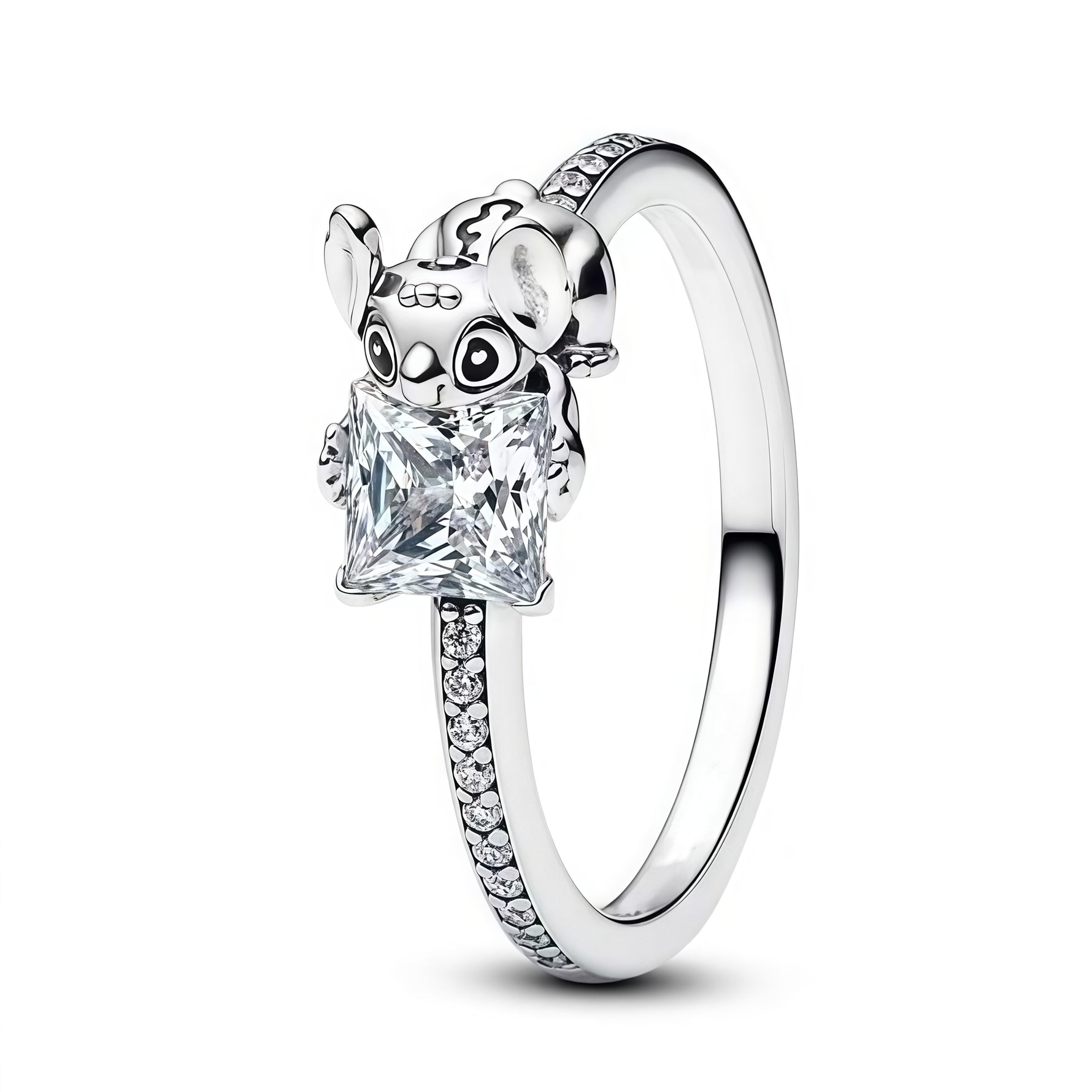 Ajoute une touche de magie et de fantaisie à ton style avec cette bague inspirée de Stitch, délicatement rehaussée d’un strass scintillant. En argent sterling 925, elle associe l’univers attachant de Disney à un détail lumineux qui attire le regard avec douceur. Un bijou plein de charme, idéal pour les fans de Stitch et les amatrices de pièces originales et pétillantes.

Caractéristiques :

- Matière : Argent 925.
- Design : Inspiration Stitch avec un strass décoratif brillant.
- Dimensions : Taille standar