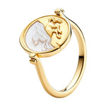Bague élégante inspirée du mythique Pégase, avec un médaillon doré et argenté au design céleste. Son allure précieuse et symbolique évoque la liberté, l’imagination et la puissance poétique du cheval ailé.

Caractéristiques :

- Matière : Argent 925 avec finition dorée.
- Design : Pégase en relief sur médaillon rond.
- Style : Féérique, céleste et raffiné.
- Symbolique : Liberté, inspiration, élévation et force.
- Ajustement : Bague disponible en différentes tailles selon le modèle.