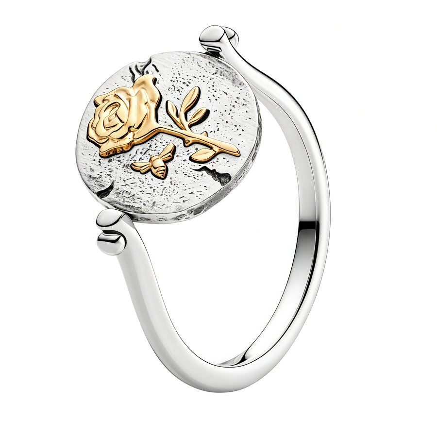 Bague élégante inspirée d’un talisman floral, avec un motif de rose dorée sur fond texturé. Son design raffiné et symbolique apporte une touche romantique et intemporelle, parfaite pour un style chic au quotidien.

Caractéristiques :

- Matière : Argent 925.
- Design : Médaillon floral avec rose dorée et détails gravés.
- Style : Romantique, élégant et symbolique.
- Symbolique : Amour, beauté, délicatesse et protection.
- Ajustement : Bague disponible en différentes tailles selon le modèle.