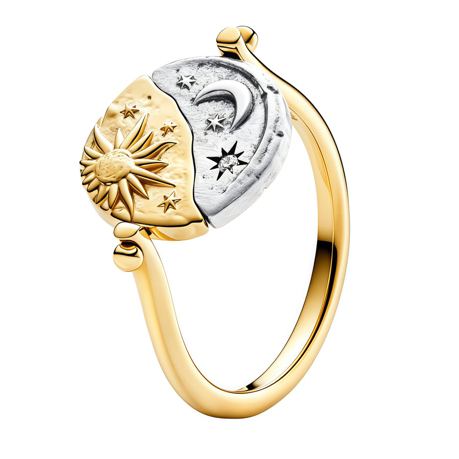 Bague raffinée inspirée d’un talisman céleste, avec un soleil doré et une lune argentée réunis sur un même disque. Son contraste délicat symbolise l’équilibre, l’harmonie et la dualité, pour un bijou à la fois poétique et intemporel.

Caractéristiques :

- Matière : Argent 925 avec finition dorée.
- Design : Soleil et lune sur médaillon texturé.
- Style : Mystique, élégant et symbolique.
- Symbolique : Équilibre, lumière, nuit, énergie et harmonie.
- Ajustement : Bague disponible en différentes tailles selo