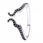 Cette bague audacieuse présente un anneau ouvert aux formes tentaculaires sinueuses et dynamiques en argent sterling, entièrement pavé de pierres noires étincelantes pour un effet abyssal mystérieux. Les courbes fluides et entrelacées évoquent un mouvement marin captivant, ajustable pour un porté confortable et sécurisé. Elle fusionne élégance gothique et esprit océanique rebelle, parfaite pour un style dark et sophistiqué.

Caractéristiques :

Matière : Argent 925 (S925) avec oxydes de zirconium noirs.
Des