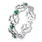 Cette bague fine en argent 925 arbore une alternance gracieuse de trèfles à quatre feuilles ajourés et de cristaux verts émeraude étincelants, symbolisant la chance infinie et l'élégance naturelle. Gravée « S925 » sur la bande intérieure, elle séduit par sa légèreté et son éclat subtil.

Caractéristiques :

Matière : Argent 925 (S925)
Design : Bande délicate avec motifs shamrock openwork et pierres vertes incrustées, forme stackable raffinée.
Tailles disponibles : De la taille 6 à la taille 9.
Style : Porte