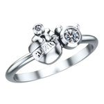 Apporte une touche douce et ludique à ton style avec cette bague inspirée de Winnie l’Ourson. Son design ajustable et délicat, souvent proposé en laiton plaqué ou en argent selon les modèles, évoque la tendresse, l’enfance et l’univers chaleureux de Disney. Un bijou charmant et facile à porter, parfait pour les fans de Winnie et des accessoires inspirés des personnages cultes.

Caractéristiques :

-&nbsp;Matière : Argent 925
-&nbsp;Design : Bague Winnie l’Ourson avec motif Disney et finition soignée.
-&nbsp