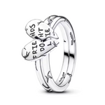 Affiche ta loyauté et ta connexion avec cette bague argentée inspirée de Stranger Things, gravée avec le célèbre slogan "Friends Don't Lie". Un hommage à l'amitié indéfectible entre les personnages de la série, cette bague symbolise la confiance, la sincérité et la magie de l'univers parallèle. Conçue en argent 925, elle est à la fois intemporelle et pleine de caractère, un bijou parfait pour les fans de la série.