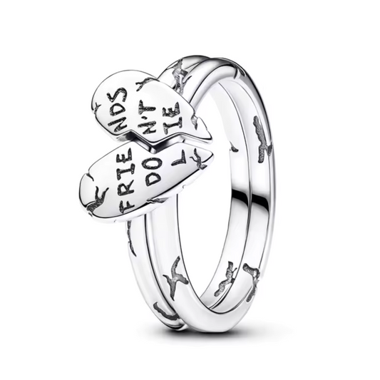 Affiche ta loyauté et ta connexion avec cette bague argentée inspirée de Stranger Things, gravée avec le célèbre slogan "Friends Don't Lie". Un hommage à l'amitié indéfectible entre les personnages de la série, cette bague symbolise la confiance, la sincérité et la magie de l'univers parallèle. Conçue en argent 925, elle est à la fois intemporelle et pleine de caractère, un bijou parfait pour les fans de la série.