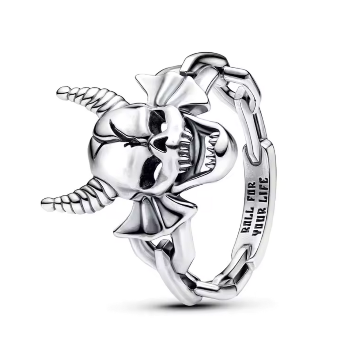 Affirmez votre appartenance à l’univers culte de Stranger Things avec cette bague argentée dédiée au légendaire Hellfire Club. Gravée du célèbre emblème avec son démon cornu, cette bague en argent 925 incarne l’esprit rebelle et l’énergie des passionnés de jeux de rôle. Un clin d’œil puissant à la bande d’Hawkins et à tous ceux qui osent défier l’ordinaire.